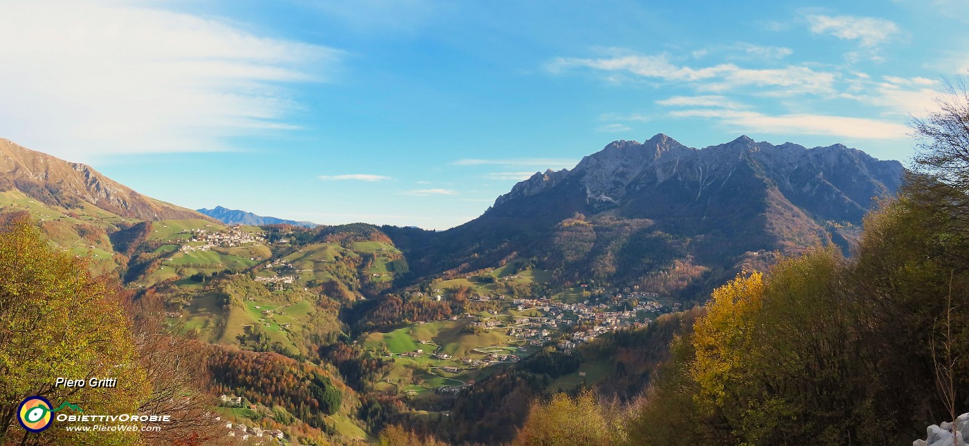 57 Gran bella vista panoramica sulla Conca di Oltre il Colle tra Menna-Colle di Zambla ed Alben .jpg